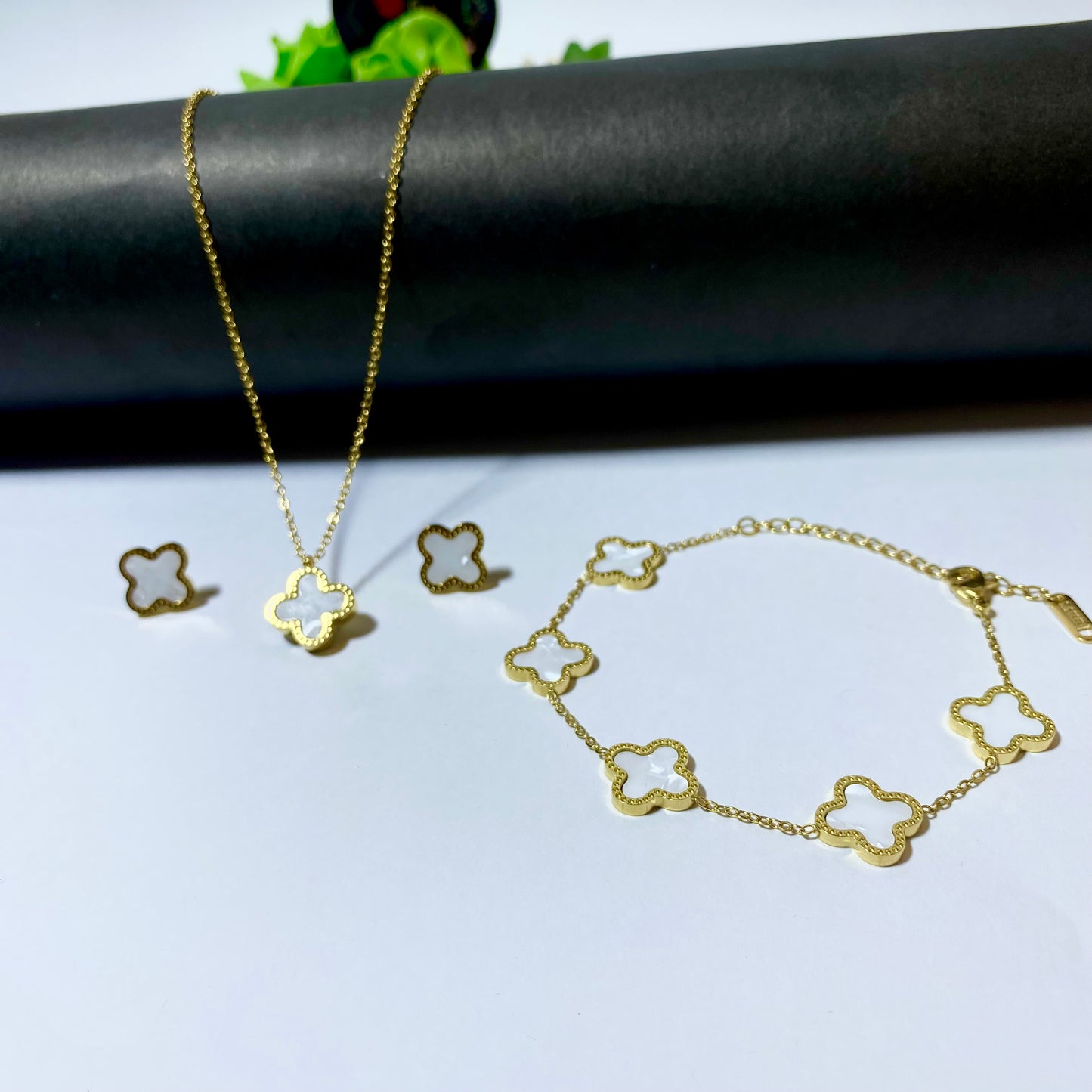 Clover Set White with Bracelet (Anti Tarnish)