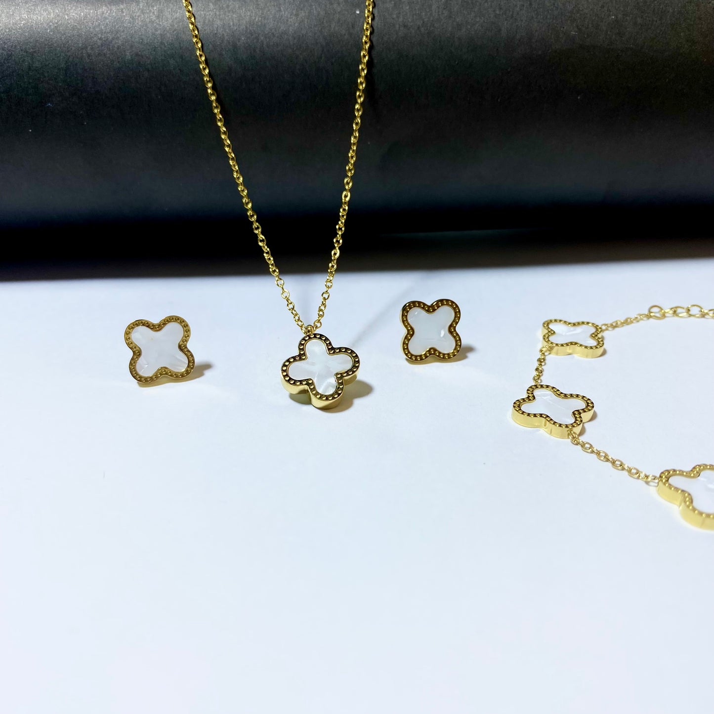 Clover Set White with Bracelet (Anti Tarnish)