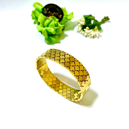 Clover Handcuff (Anti Tarnish)