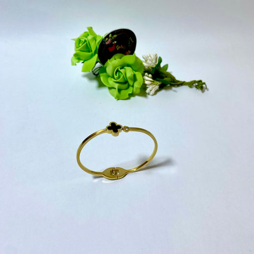 Clover Handcuff (Anti Tarnish)