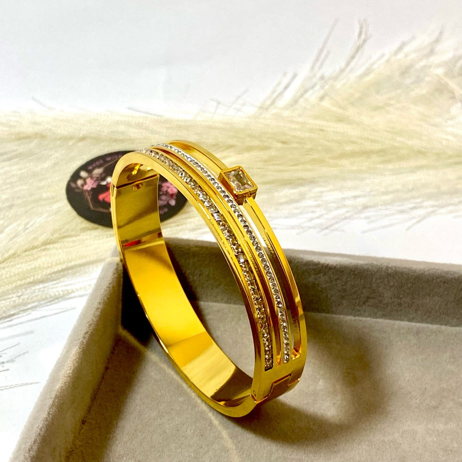 Diamond Zircon Handcuff (Anti Tarnish)