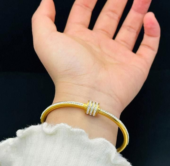 Buckle Zircon Handcuff