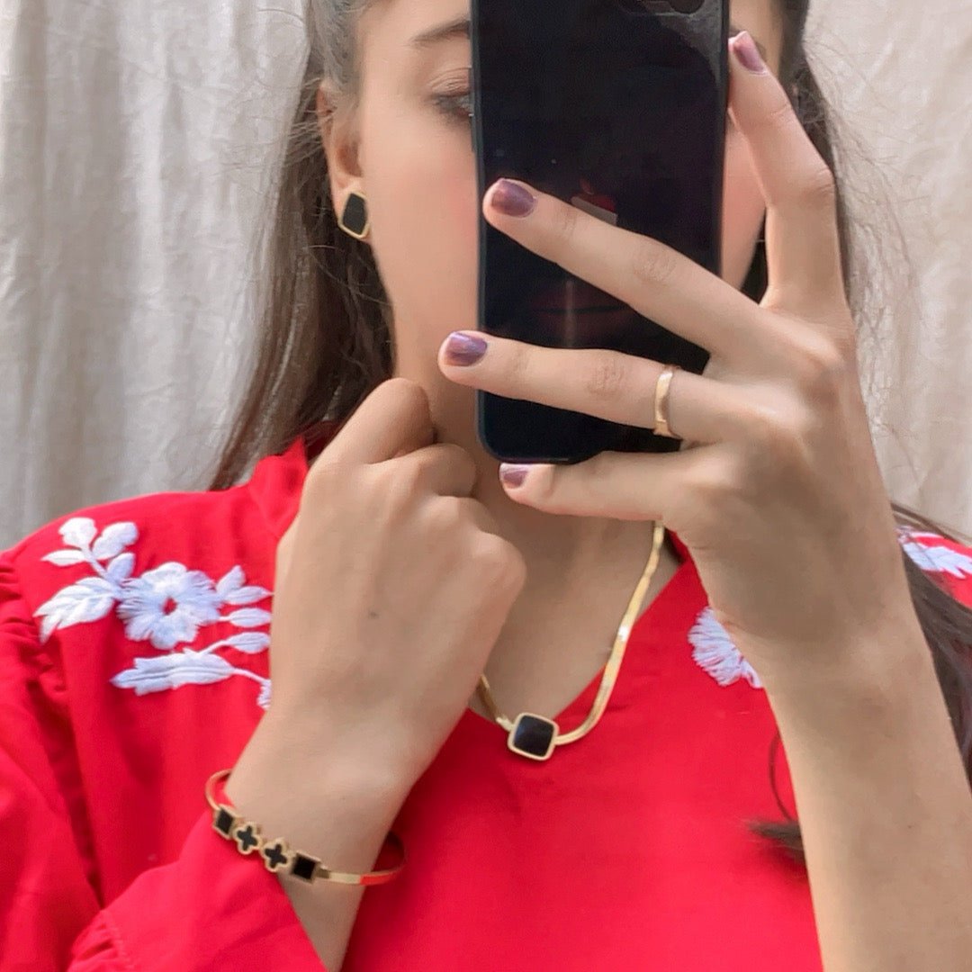 Clover Black Stone Handcuff