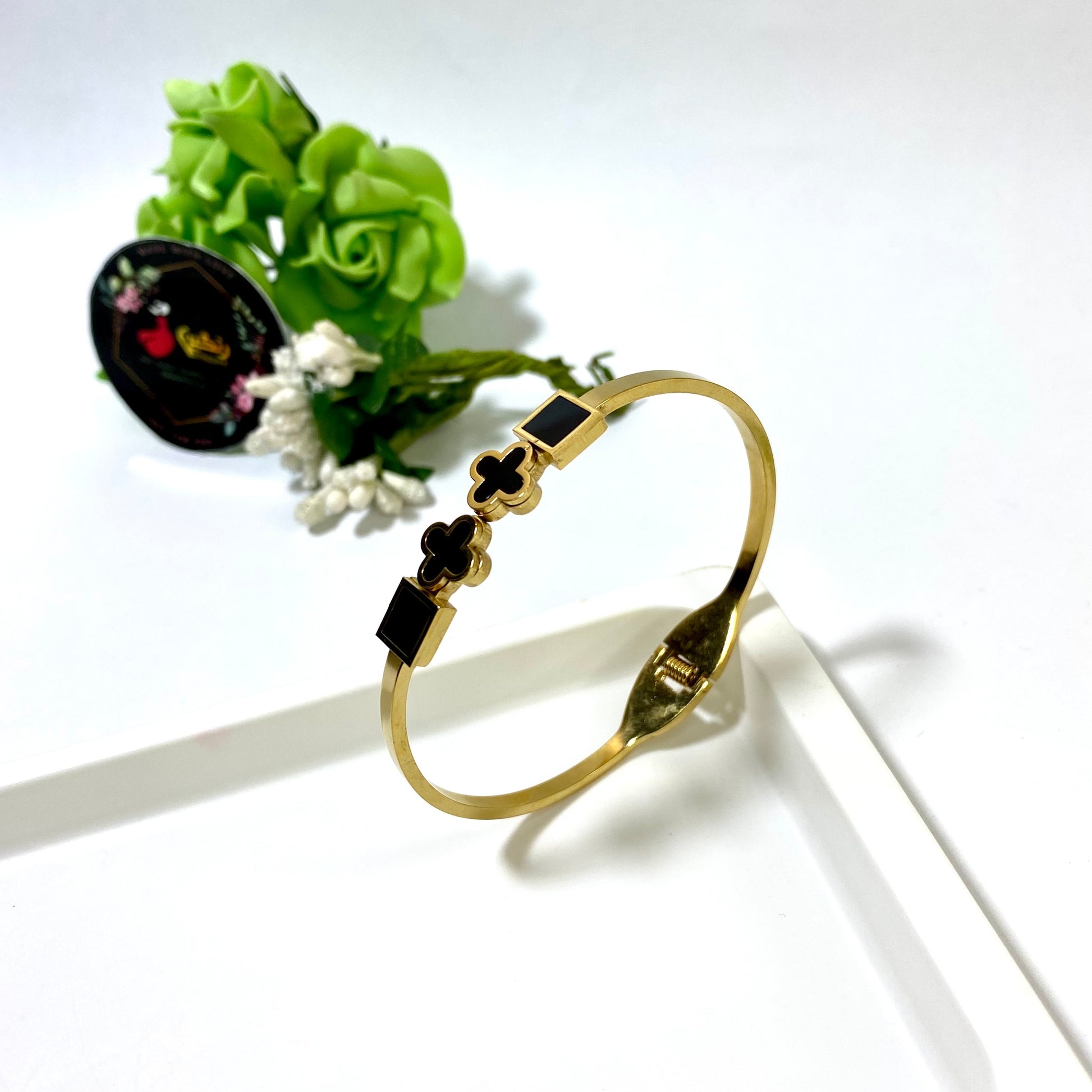 Clover Black Stone Handcuff