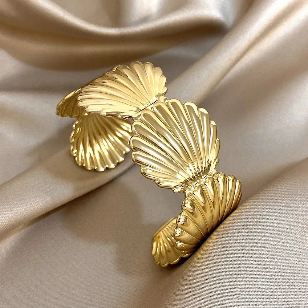 Fleur Shell Handcuff