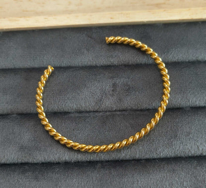 Twisted Handcuff